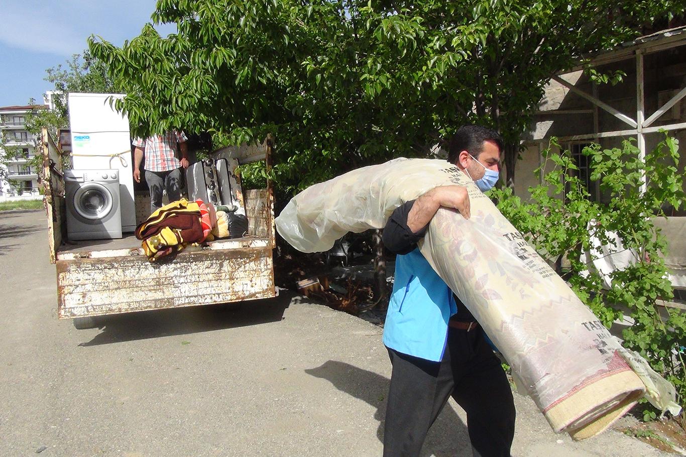 Evlerinde halıları dahi olmayan aileye müftülükten yardım yapıldı Evlerinde halıları dahi olmayan aileye müftülükten yardım yapıldı